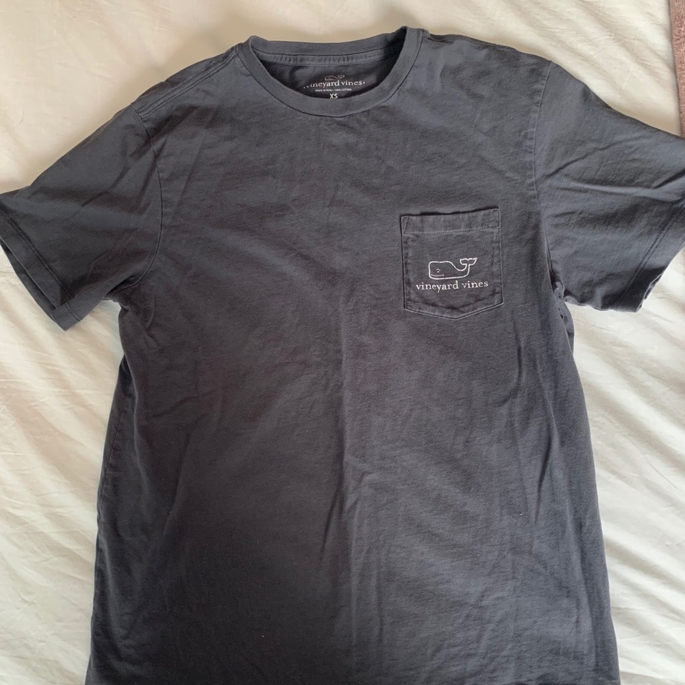 VINEYARD VINE charcoal gray tshirt